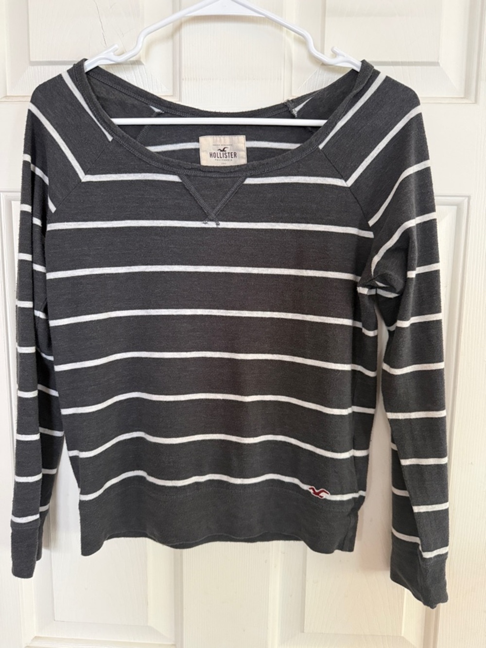 Hollister Women's Gray & White Striped Long Sleeve Tee Shirt - Size Medium - Y2K